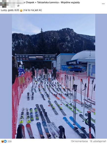 Narty ustawione w kolejce do wyciągu 