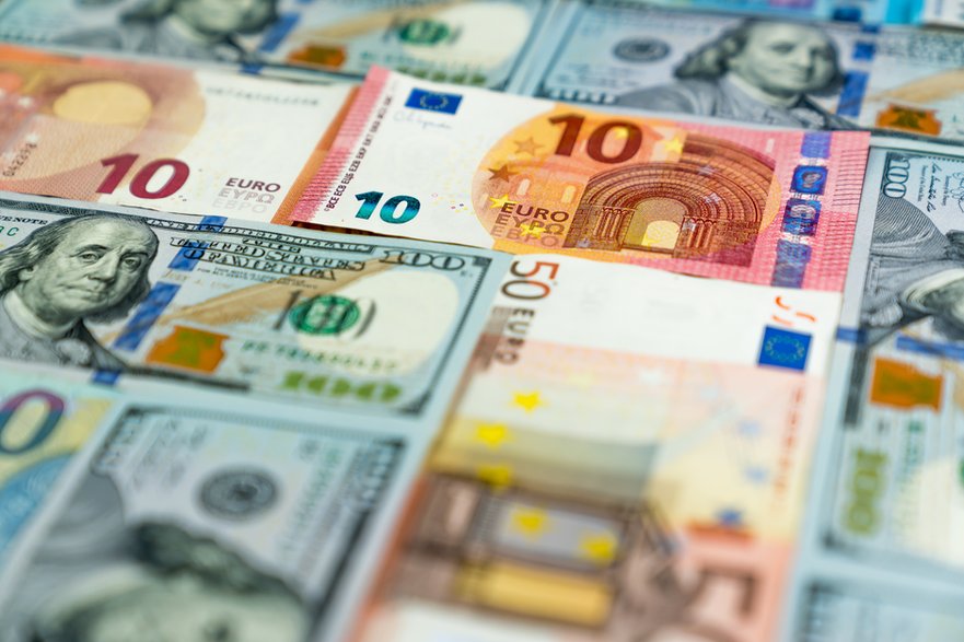 Banknoty dolarowe i euro. Zdjęcie ilustracyjne