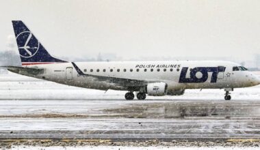 Samolot PLL LOT na tle zimowego krajobrazu.