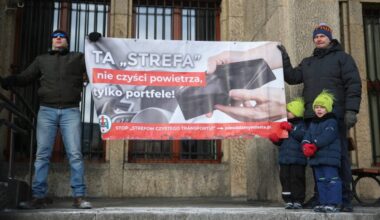 Transparent z napisem "TA