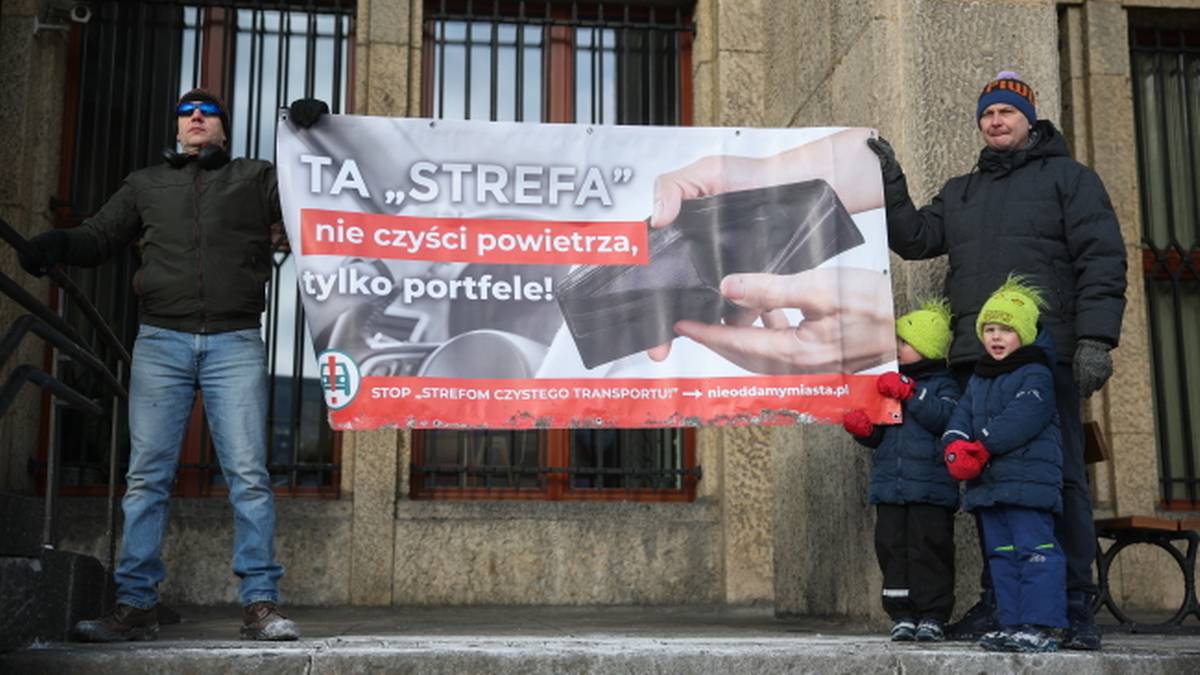 Transparent z napisem "TA