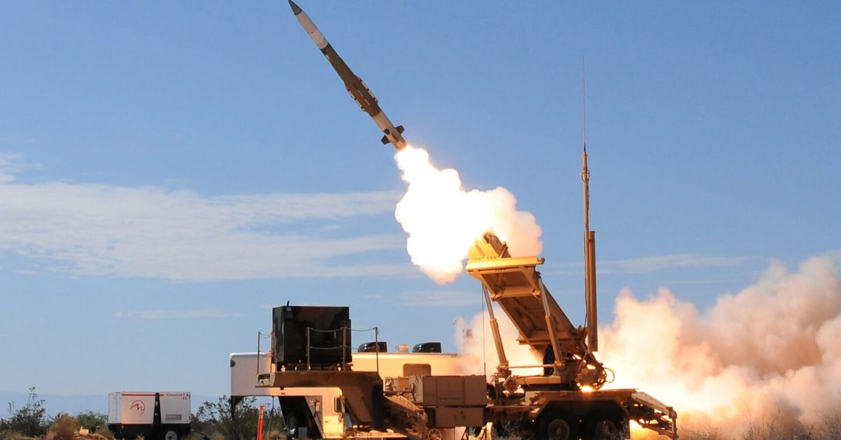 Wystrzelenie pocisku Patriot PAC-3 z odczepionej od ciągnika naczepy.