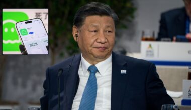 Przwódca Chińskiej Republiki Ludowej Xi Jinping; po lewej stronie zrzut ekranu przedstawiający aplikację Czy umarłeś?