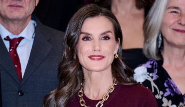 Bordowa torebka królowej Letycji będzie idealnym dodatkiem w 2026 roku i konkurencją dla modeli w kolorze Cloud Dancer