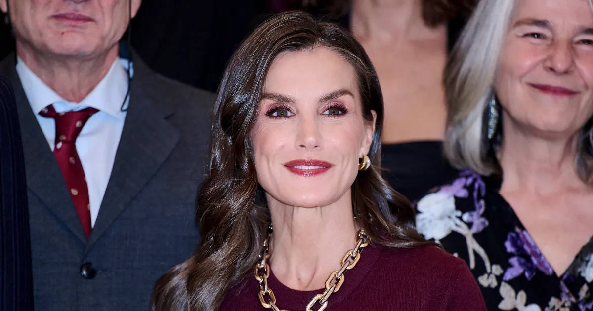 Bordowa torebka królowej Letycji będzie idealnym dodatkiem w 2026 roku i konkurencją dla modeli w kolorze Cloud Dancer