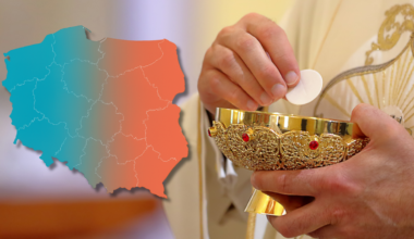 Mapa Polski z zaznaczonymi regionami o r&oacute;żnym stopniu religijności, obok zbliżenie na dłoń księdza podającą komunię.