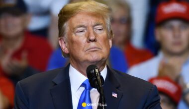 Skandaliczny gest Donalda Trumpa. Ekspertka: przykład degradacji urzędu