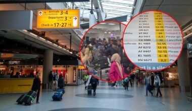 Tablica pełna odwołanych lotów na lotnisku Amsterdam-Schiphol