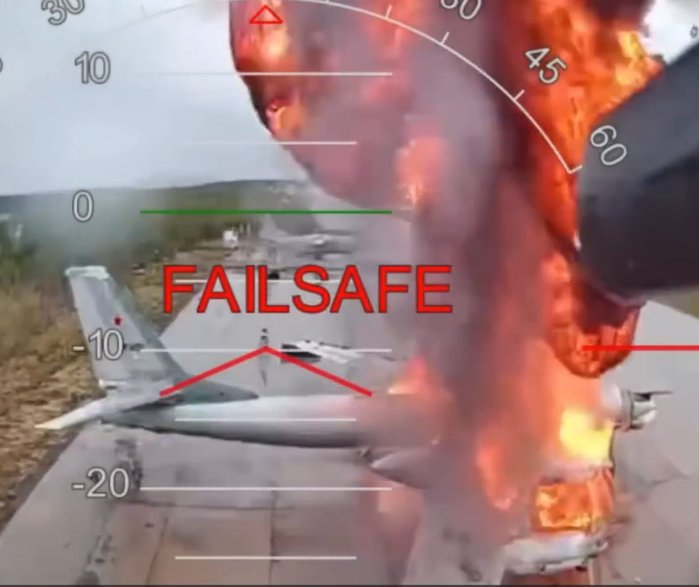 Eksplodujący bombowiec Tu-95MS trafiony dronem FPV w czasie operacji "Pajęczyna", podczas której zniszczono osiem takich maszyn