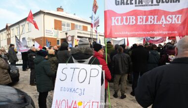 Nauczycielka wyrzuciła krzyż do kosza. Protest przed szkołą [ZDJĘCIA]