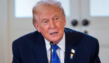 Donald Trump przemawiający do mikrofonu.