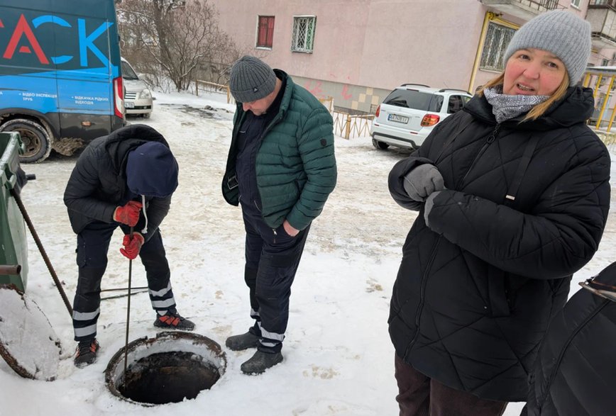 Natalia Brytań, przewodnicząca wspólnoty mieszkaniowej (OSBB), wezwała ekipę remontową, by pomogła udrożnić na wpół „martwą” kanalizację. / Fot. NV/Ołeksandr Paschover
