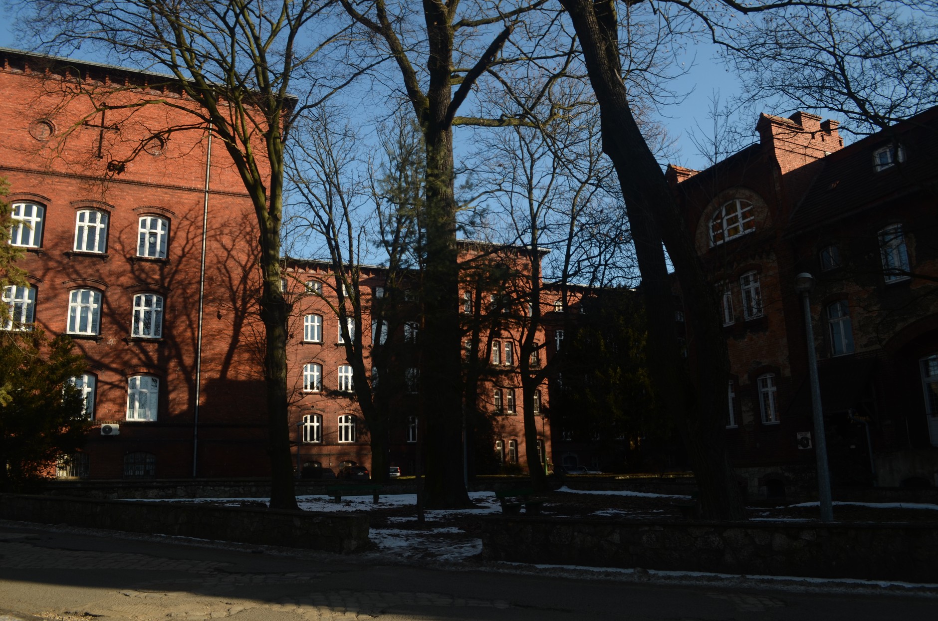 Dziedziniec szpitala psychiatrycznego w Toszku 
