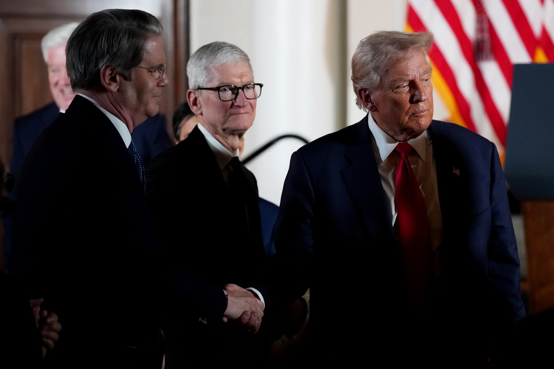 Dyrektor generalny Apple Tim Cook (w środku) obserwuje, jak Donald Trump wita liderów biznesu podczas spotkania w rezydencji ambasadora Stanów Zjednoczonych w Tokio, 28 października 2025 r.