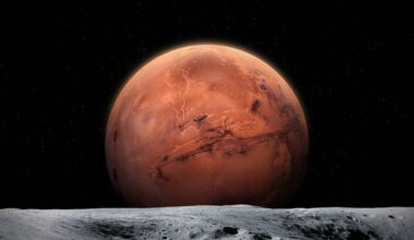 Czerwona planeta Merkury na tle czarnego kosmosu, widoczna nad szarym, skalistym krajobrazem.