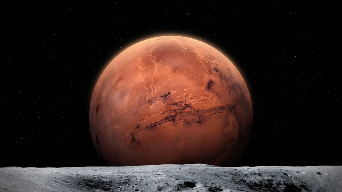 Czerwona planeta Merkury na tle czarnego kosmosu, widoczna nad szarym, skalistym krajobrazem.