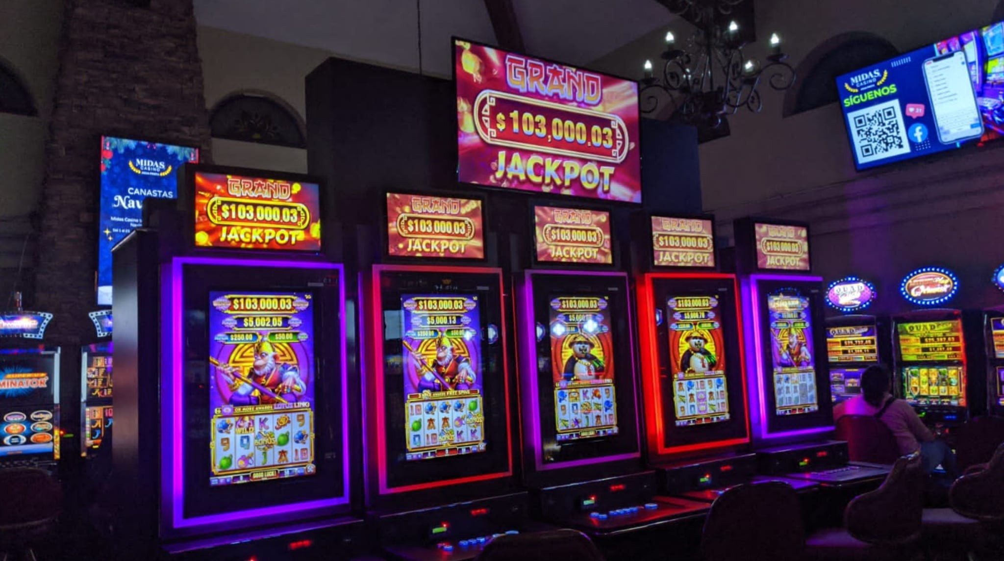 Midas Casino w Meksyku, gry, które produkowała krakowska firma Rosetta Gaming, na ekranach w prawym górnym rogu widać logo RG = Rosetta Gaming