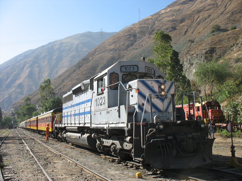 Postój na stacji San Bartolome (1513 m npm) na zmianę kierunku jazdy pociągu