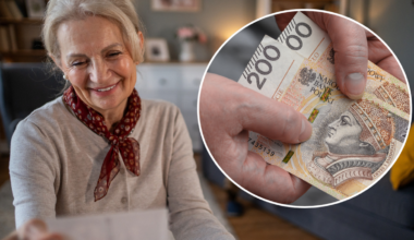Starsza kobieta ciesząca się z otrzymanych pieniędzy, symbolizująca wzrost świadczeń emerytalnych.