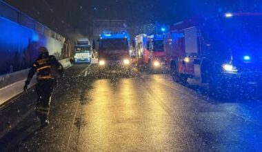 Straż pożarna interweniuje podczas nocnego pożaru transportera z samochodami elektrycznymi na autostradzie A7.