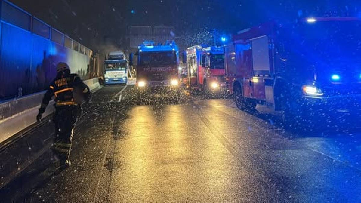 Straż pożarna interweniuje podczas nocnego pożaru transportera z samochodami elektrycznymi na autostradzie A7.