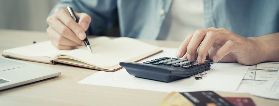 Eksperci podkreślają, że brak decyzji "od razu", to wynik gromadzenia wkładu własnego, stabilizacji zawodowej i budowania zdolności kredytowej