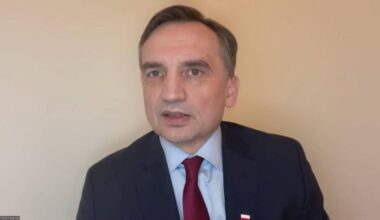 Portret Zbigniewa Ziobry w garniturze.