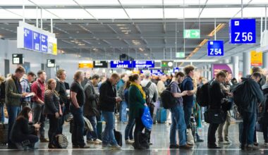 Szok na lotnisku na Teneryfie. Chciał zabrać do samolotu zmarłą żonę