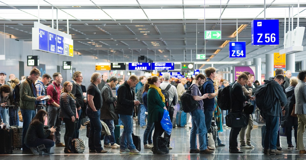 Szok na lotnisku na Teneryfie. Chciał zabrać do samolotu zmarłą żonę