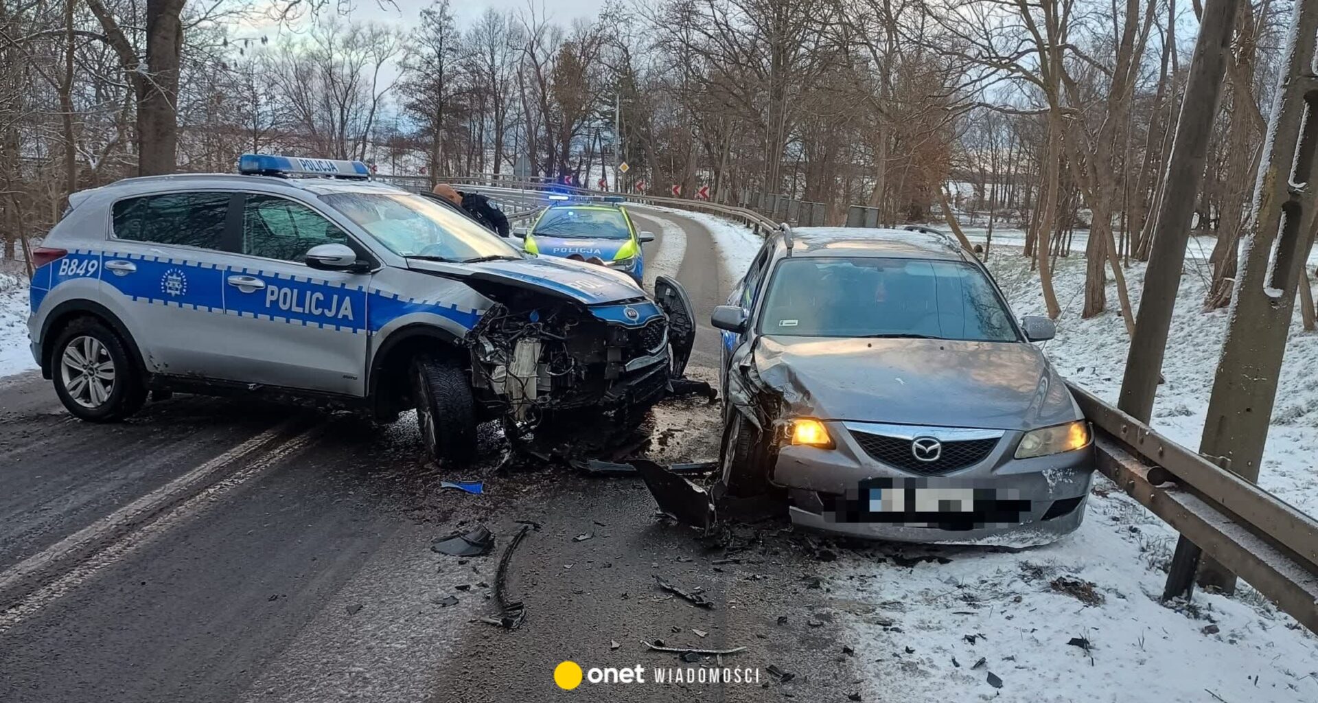 Uciekał przed policją, zderzył się z radiowozem. Trzy osoby trafiły do szpitala