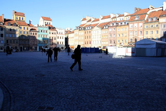 AI nie eliminuje zawodów z dnia na dzień, ale stopniowo przejmuje czynności, które dotąd stanowiły ich rdzeń.
