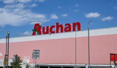 Auchan sprzedaje sklepy w Polsce. Węgrzy na zakupach