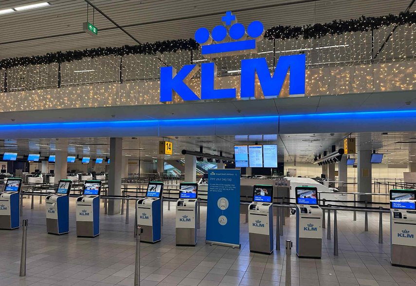 Puste stanowiska KLM na lotnisku w Amsterdamie 