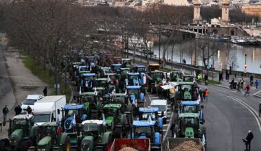 Konw&oacute;j traktor&oacute;w na ulicy w Paryżu, protest rolnik&oacute;w.