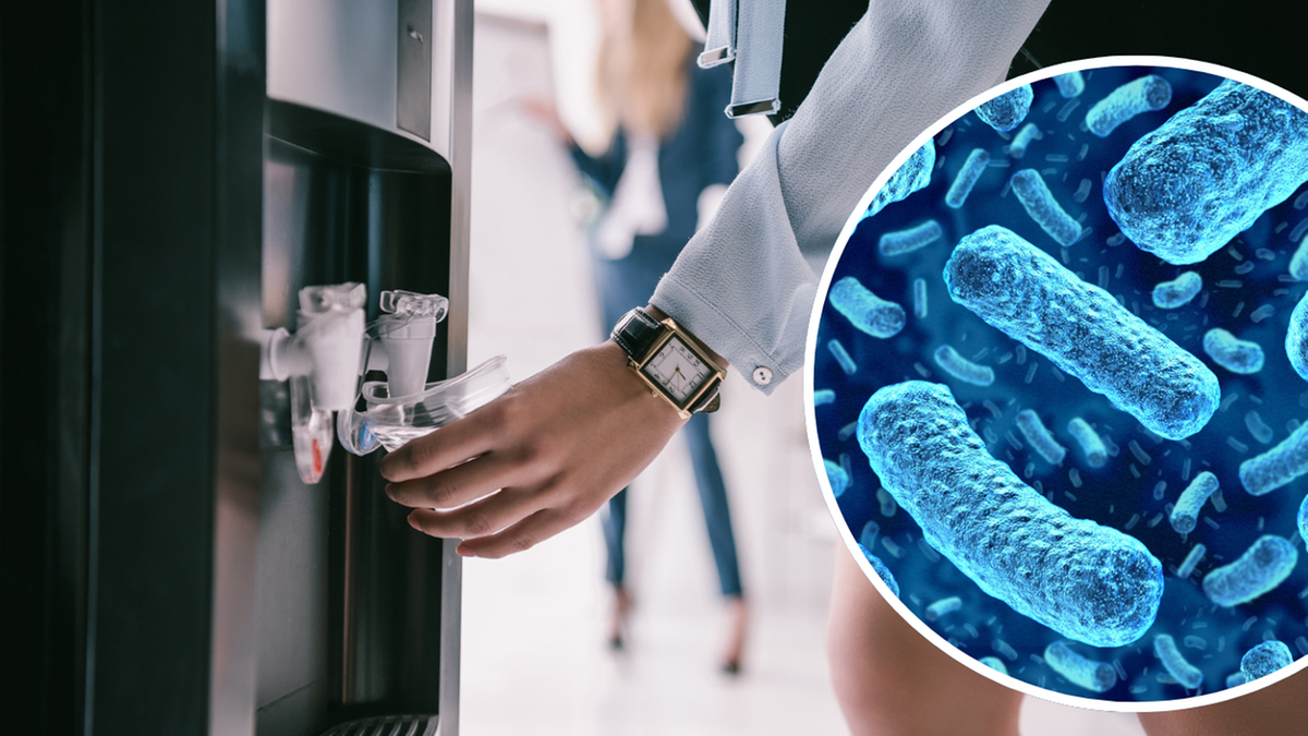 Zbliżenie na rękę nalewającą wodę z dystrybutora i powiększony obraz bakterii.