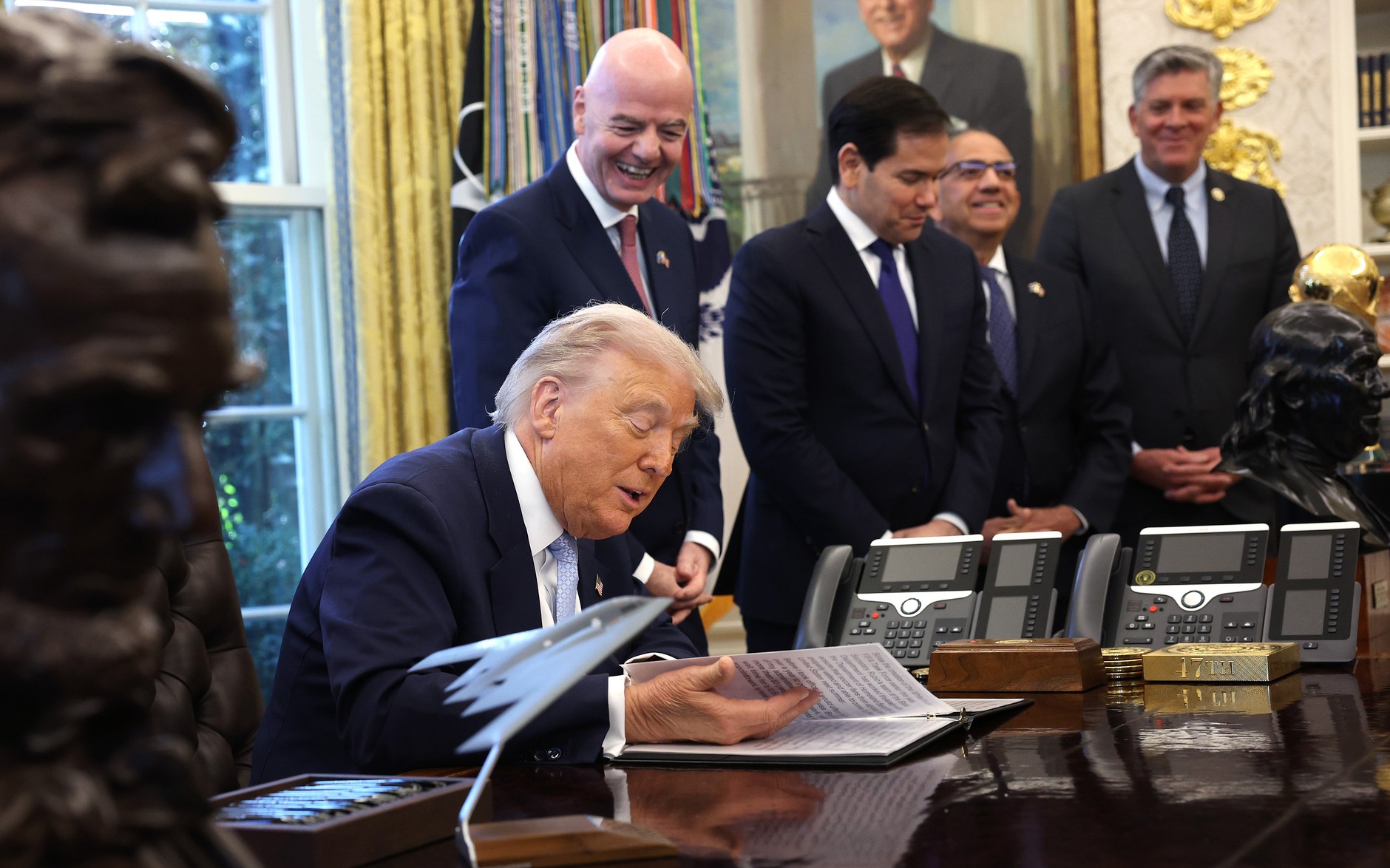 Prezydent Stanów Zjednoczonych Donald Trump wraz z prezesem FIFA Giannim Infantino i sekretarzem stanu Marco Rubio podczas spotkania grupy zadaniowej Białego Domu ds. Mistrzostw Świata FIFA 2026, Biały Dom, 17 listopada 2025 r.