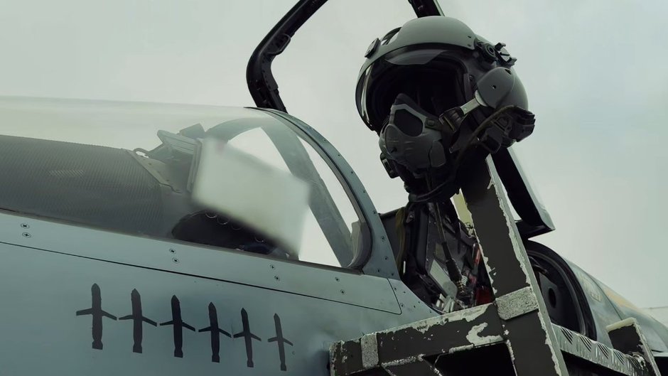 Oznaczenia zestrzeleń pocisków manewrujących na kadłubie ukraińskiego myśliwca Mirage-2000.