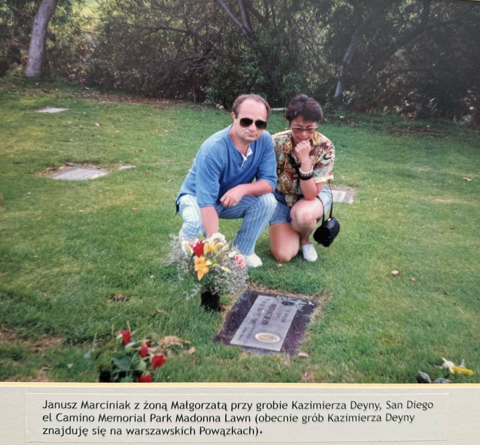 Janusz Marciniak wraz z żoną przy grobie Deyny w USA