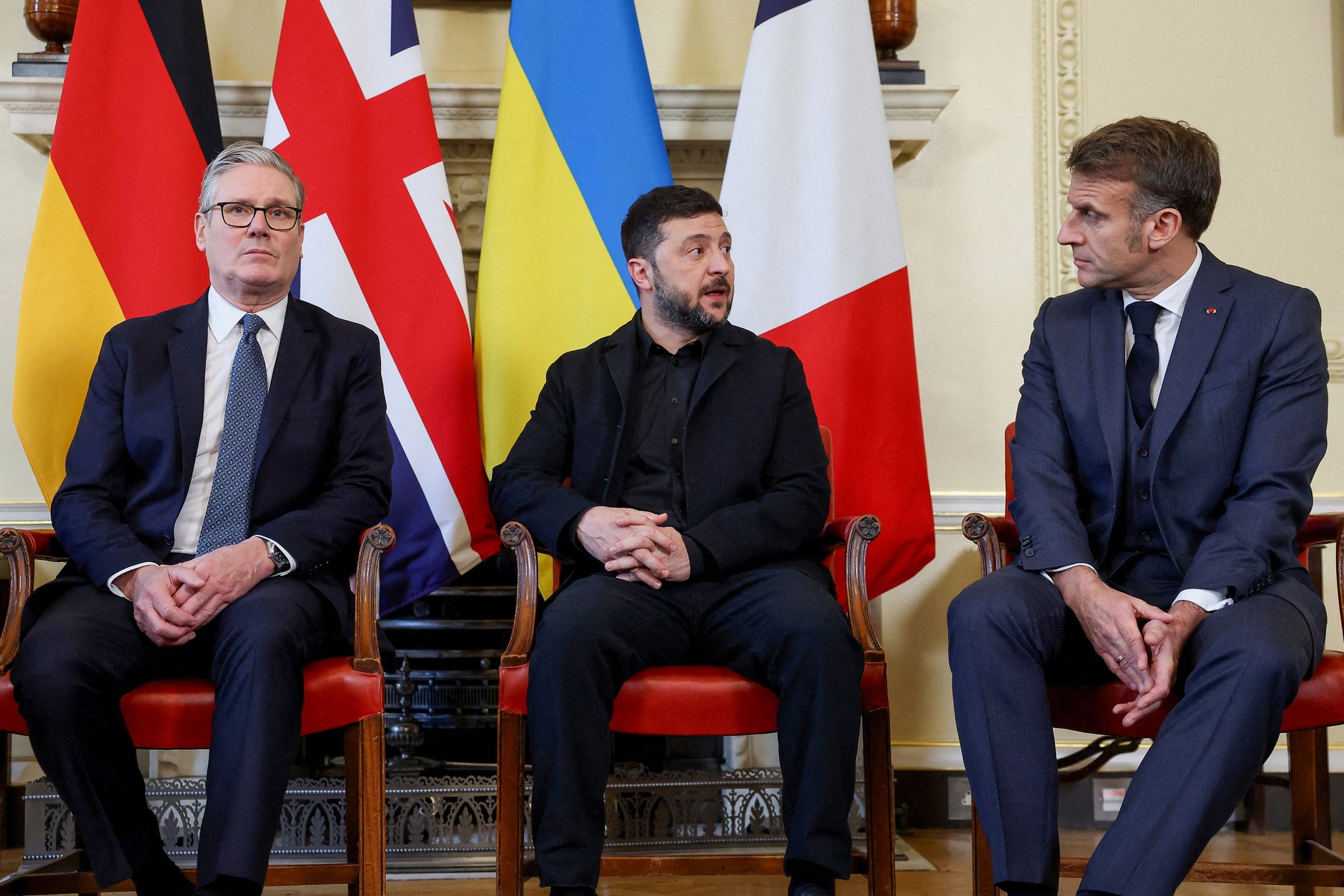 Od lewej: premier Wielkiej Brytanii Keir Starmer, prezydent Ukrainy Wołodymyr Zełenski i prezydent Francji Emmanuel Macron biorą udział w spotkaniu w siedzibie premiera, Londyn, 8 grudnia 2025 r.