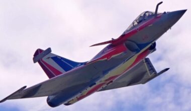 Myśliwiec Rafale w pokazowym malowaniu francuskiego lotnictwa.