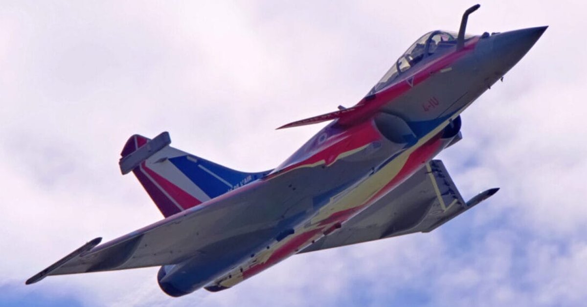Myśliwiec Rafale w pokazowym malowaniu francuskiego lotnictwa.
