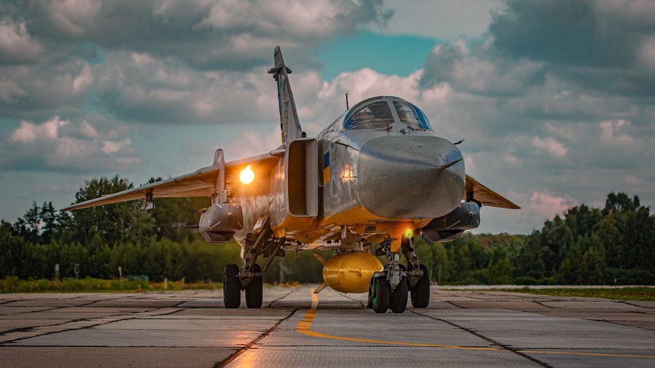 Ukraiński Su-24M z dwoma pociskami Storm Shadow podwieszonymi pod skrzydłami