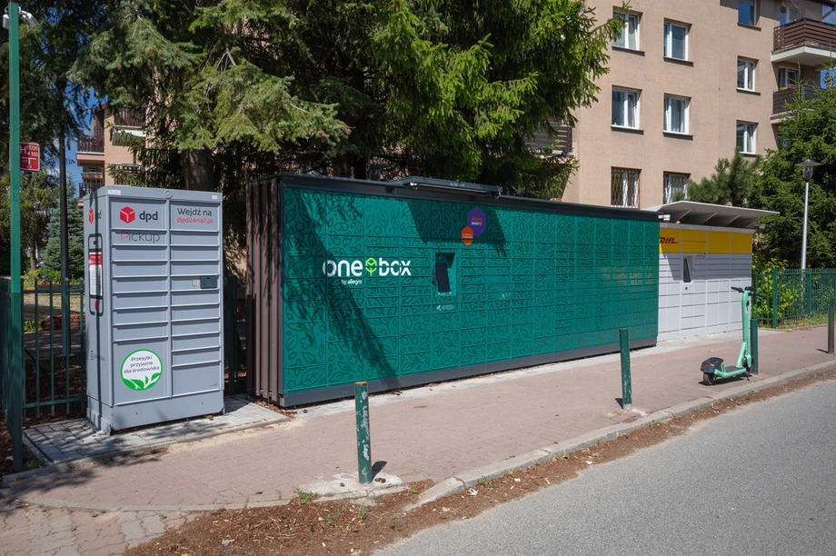 Allegro zaproponowało klientom odbieranie przesyłek na wiele sposobów — m.in. w paczkomatach inPostu, One Box od Allegro oraz automatach paczkowych firmy DPD. InPost uważa to za naruszenie umowy.