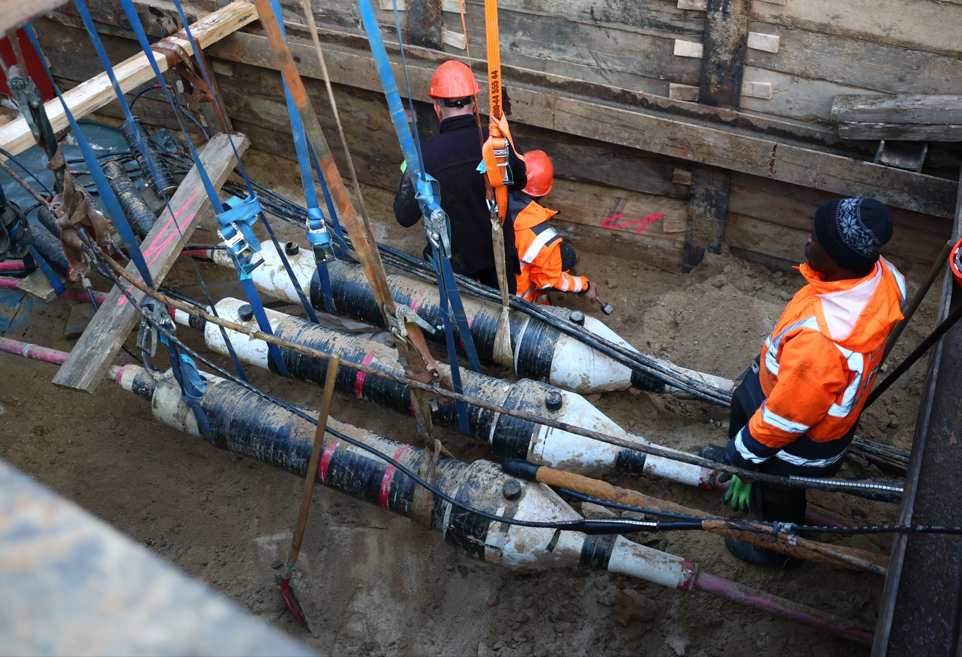 Odkryty fragment podziemnej linii energetycznej podczas przerwy w dostawie prądu w południowo-zachodniej części Berlina, Niemcy, 5 stycznia 2026 r. 