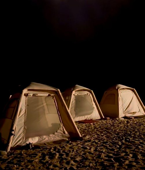 Namioty, w których śpi grupa Polaków 