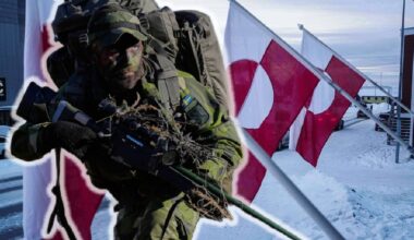Żołnierz z karabinem i plecakiem na tle flag Grenlandii.