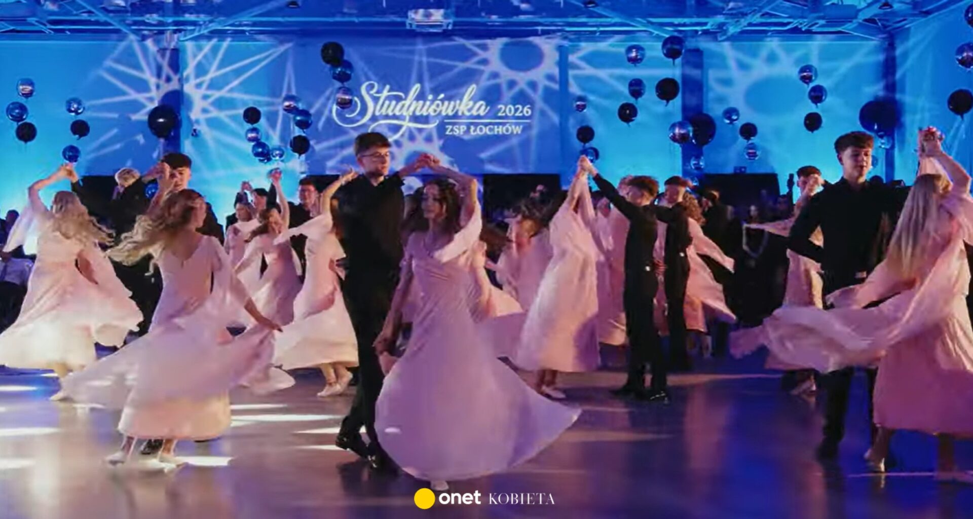 Studniówkowy walc hitem internetu. Maturzyści zachwycili choreografią. "Coś pięknego" - Kobieta Onet