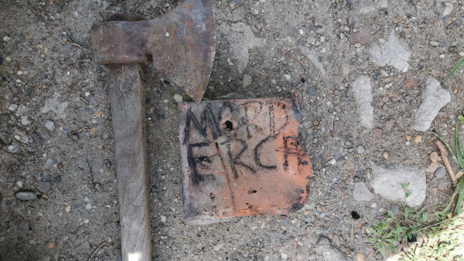 Siekiera i cegłówka zabezpieczone na posesji Bogusława P.