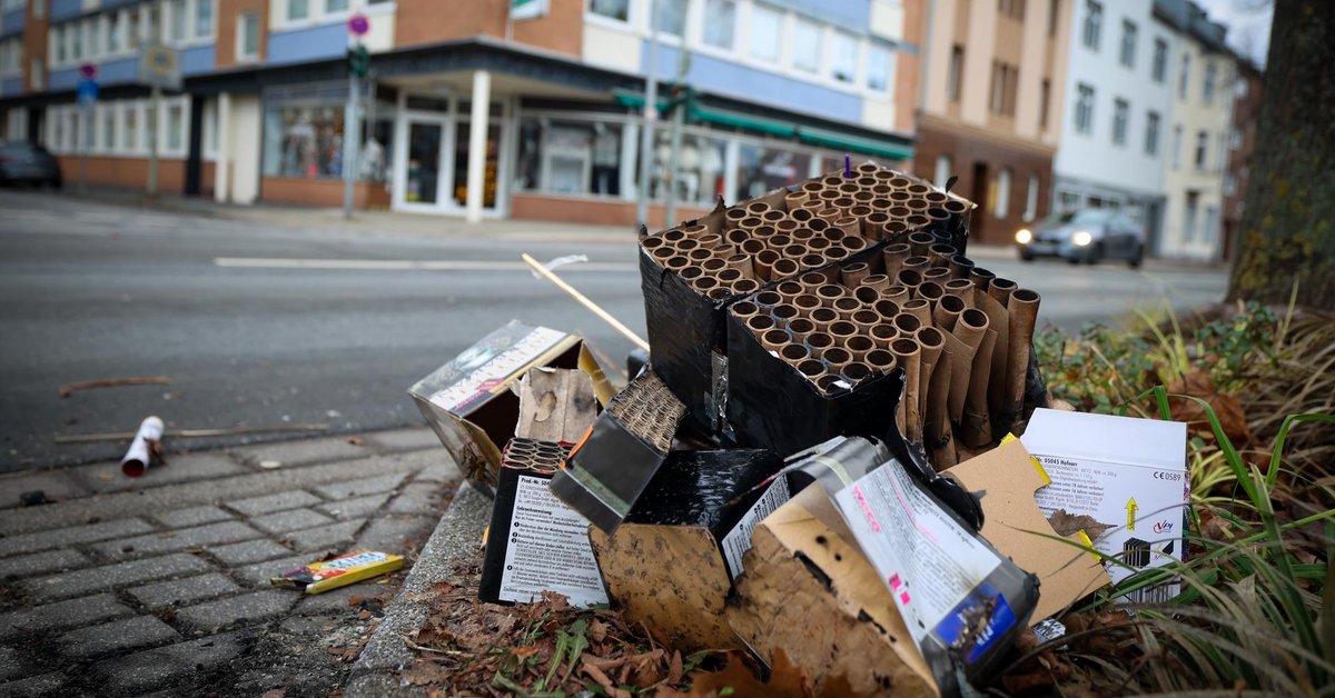 Po sylwestrowej nocy zostaje wiele śmieci. Zdjęcie ilustracyjne