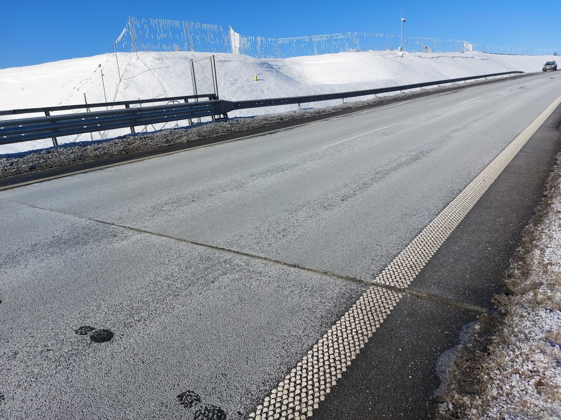 Idealnie proste pęknięcia jezdni na zakopiance